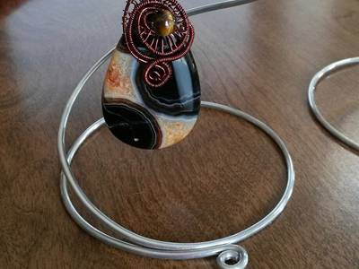 Baling wire is made into a handicraft on a desk.