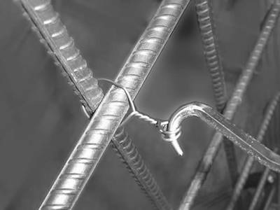 Big coil wire used as binding wire to tie cross steel sticks.