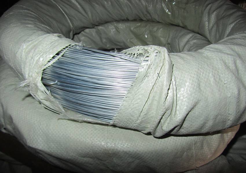 Coils of redrawing galvanized wire packaged with woven bags. There is a hole of one bag to show galvanized wire details.