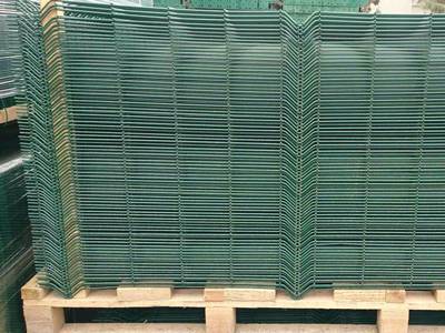 Welded wire mesh panels are packed in a wooden pallet.